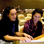 Lucia y Nohra preparando el discurso para la sesion plenaria. Foto: Alex Cardoso.