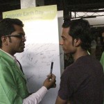 Chintan member encouraging a passenger to take the pledge not to litter. Photo credit: Chintan.