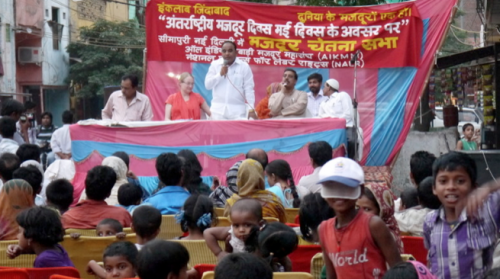 Local MLA Mr. Veer Singh Dhinghan spoke to the community in New Seemapuri. Photo credit: AIKMM.