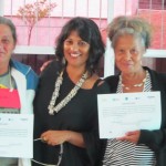 Entrega da certificação dos participantes da oficina/ Participants receiving their certifications after the workshop.