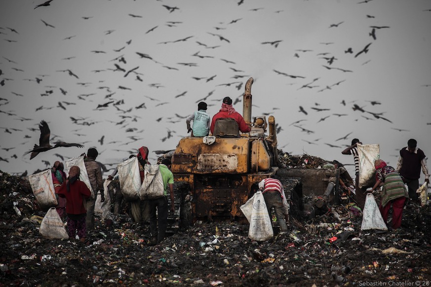 At least a hundred workers work without any protective gear in the waste. Maximum of them are Muslims, native to the state of Bihar, or illegal migrants from Bangladesh. Approximately 30% of the workers are children, the youngest: 7 or 8 years old. Also, women approximately represent 50% of the workers. (Photo: Sebastien Chatelier)