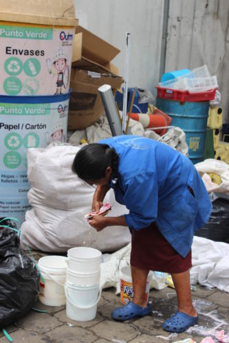 Mujer recicladora clasificando materiales en una asociación de Quito, Ecuador