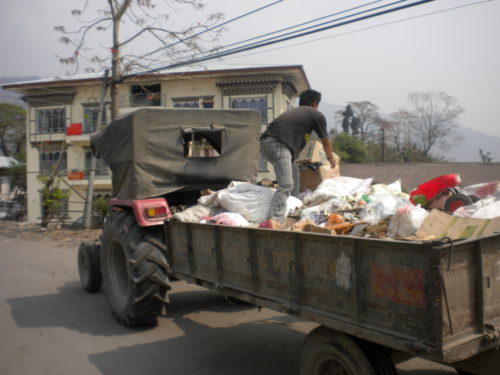 Reciclador en el distrito de Dewathang Samdrup Jongkhar.